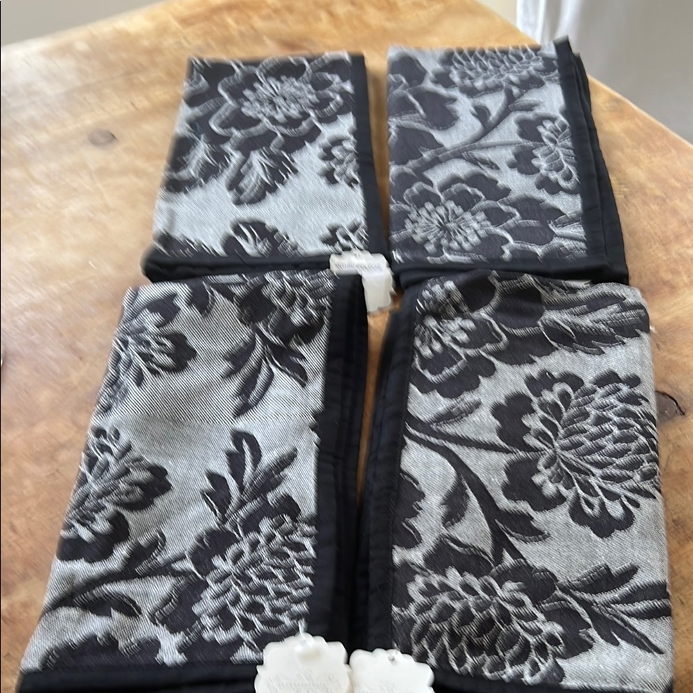 Anthropologie Set of 4 NWT 20” Black Floral Chrysanthemum Damask cotton napkins